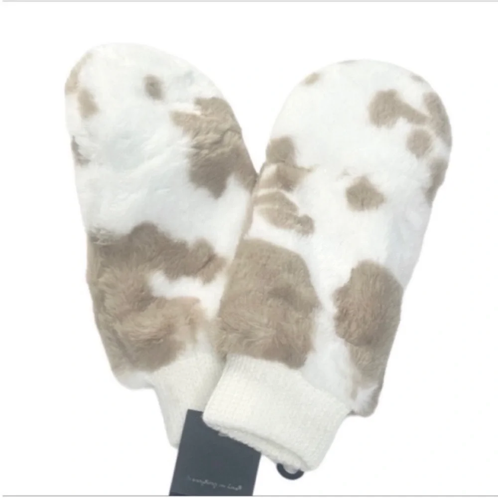 DO EVERYTHING IN LOVE Cow faux fur mittens NEW